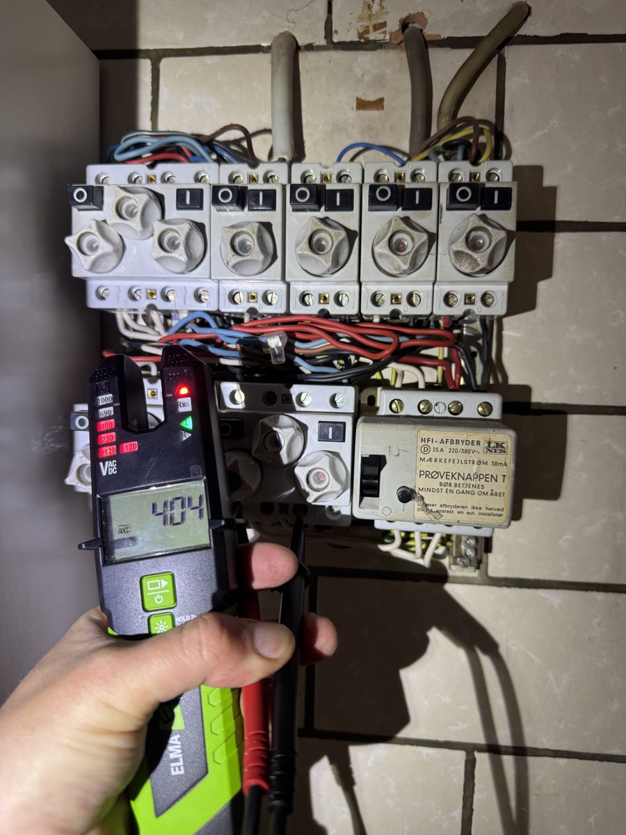 Voltage measurement in an older switchboard with screw fuses and an RCD